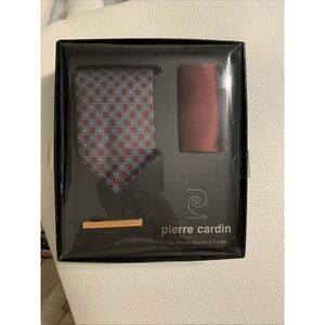 Tie set, pocket handkerchief and tie presser from the Pierre Cardin brand.